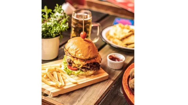 ¿Ya escuchaste hablar sobre Muerto De Hambre? Si no, no te pierdas sus hamburguesas y coxinhas