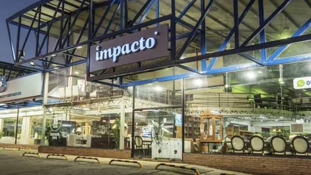 Calidad de exportación: Impacto concreta envío de 450 mobiliarios corporativos a Uruguay