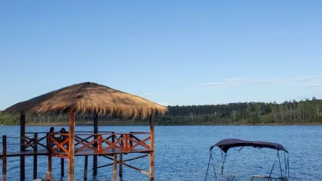 Riviera Lodge: un nuevo hospedaje con piscina panorámica con vista al lago Acaray