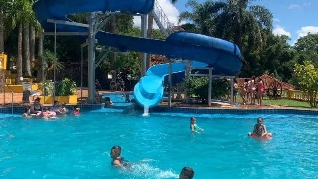 Posada turística Cabañas del Lago atrae con tobogán acuático y tirolesa de 197 metros a los amantes de la aventura