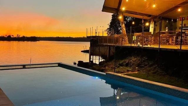 La Wayaba propone cabañas temáticas, una de ellas flotante, y una piscina casi infinita a orillas del Acaray