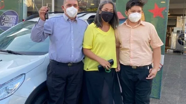 González Giménez culmina su promoción de fin de año con la entrega de dos camionetas 0km