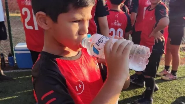 ¿Cuánta agua debe tomar mi hijo en verano y cuánto de bebidas azucaradas?   	