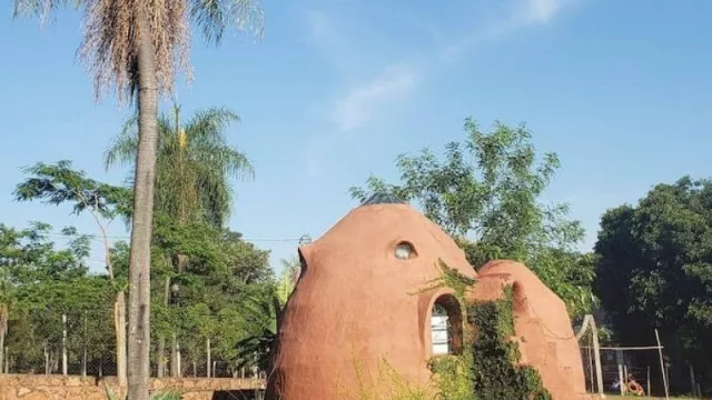 Ecodomo: una opción de hospedaje alternativo al pie del cerro Yaguarón (se parece a un iglú de adobe)