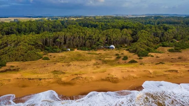 Domos, habitaciones flotantes y estancias (las propuestas diferentes son las elegidas este verano)