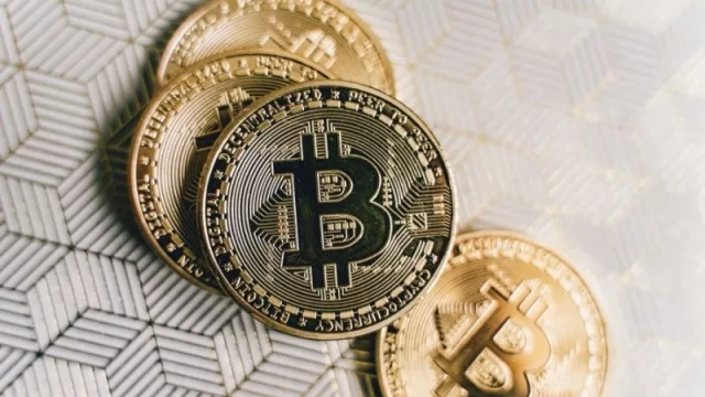 Las criptomonedas democratizan el dinero pero a su vez tienen sus riesgos, según analistas