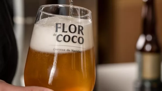 Cervecería Poros lanza una cerveza de Navidad llamada Flor de Coco (una lager con suaves aromas cítricos)