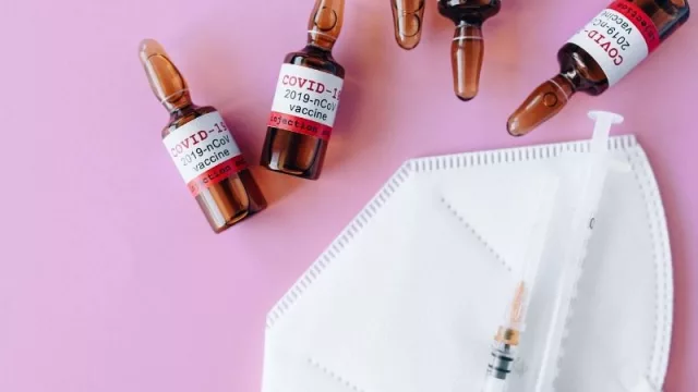 ¿Debe dejar Salud los vacunatorios fijos y salir a inocular a domicilio?