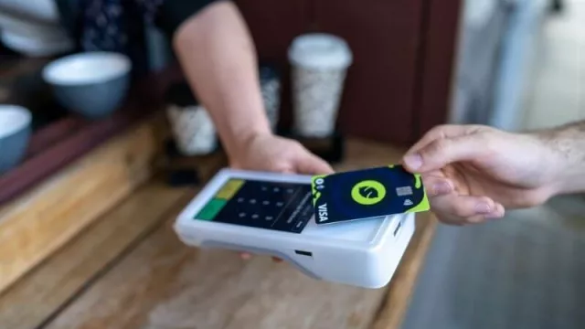 Así es Lemon Card, una tarjeta Visa que transforma en pesos tus cryptos para pagar tus compras (en Córdoba emitirán unas 10.000)