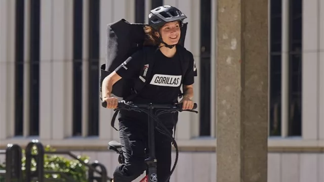 Gorillas es otra cosa: productos frescos entregados en 10 minutos (a € 1,80 el envío y riders a tiempo completo)