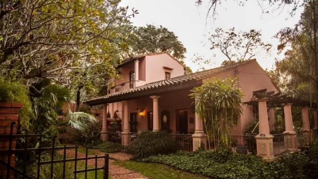 Más allá de las frutillas, en Areguá podés alojarte en un exclusivo patrimonio cultural