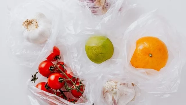 Bolsas plásticas de alto contenido reciclado ahorrarían 50% de costo (y todavía existen más alternativas ecológicas)
