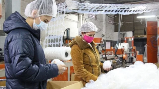 Visitamos Asiplast, la industria plástica que sortea la escasez de materia prima y provee a marcas nacionales