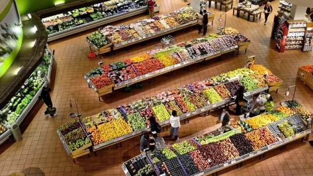 Consumo cayó 18% este año y su repunte depende de un plan masivo de vacunación