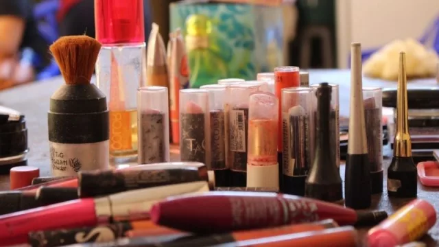 No tires maquillaje a la basura: ArtCycle los rescata y con ellos hace arte