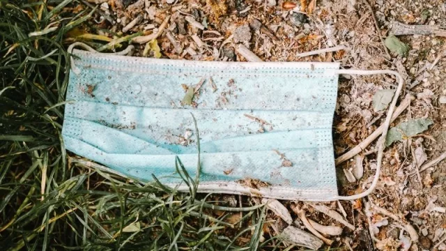 Cada minuto se descartan 3 millones de mascarillas desechables en el mundo (otro problema a la polución por plástico)