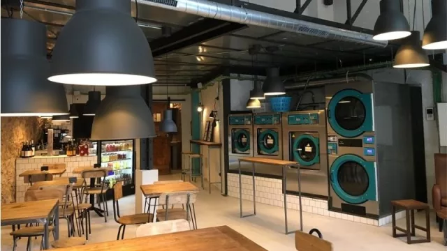 ¿Tomar algo mientras esperas tu colada? Así es LaBar (más que un bar con lavadoras)