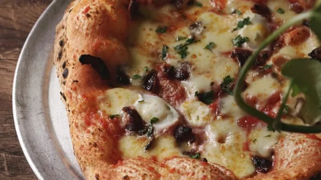 Pizzería Apóstol es como un templo para la pizza (con acompañamiento musical)