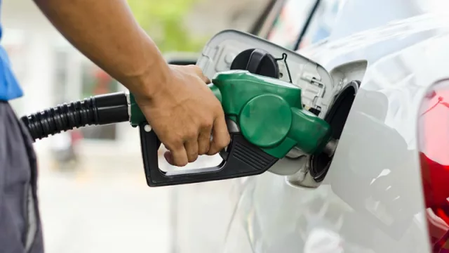 ¿En Uruguay con un salario promedio se pueden comprar 457 litros de gasolina (y en EEUU 5.715)