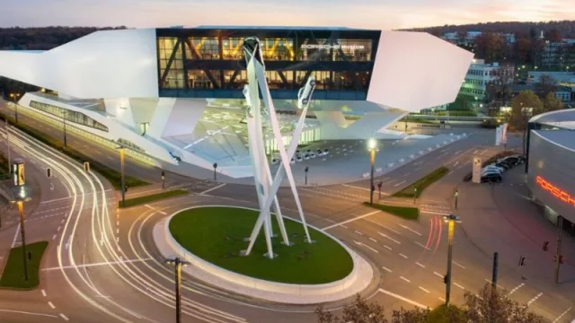 Nuevos portales, museos y exposiciones virtuales son las alternativas que brindan estas marcas automotrices