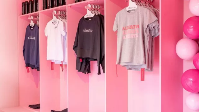 La marca de ropa Albertina apuesta por la inclusión laboral de microempresarias