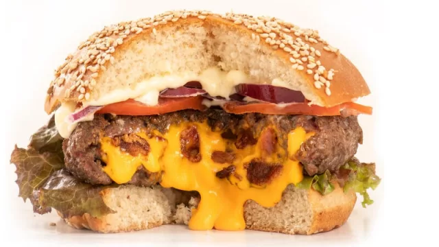 Jakaru vuelve a sorprender esta vez con cuatro sabores de hamburguesas rellenas