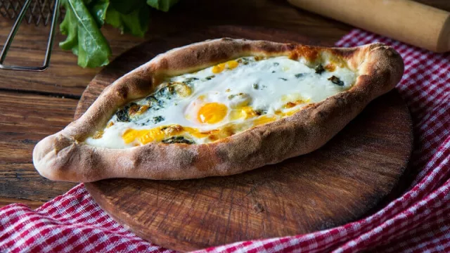 ¿Probaste el Khachapuri? Almacén de Pizzas lo sumó a su carta