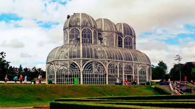 Curitiba, la ciudad que alberga el Jardín Botánico más importante de Brasil
