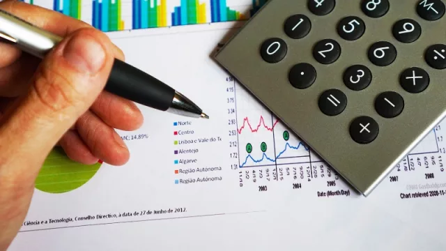 ¿Es suficiente la reacomodación de gastos para financiar la educación?