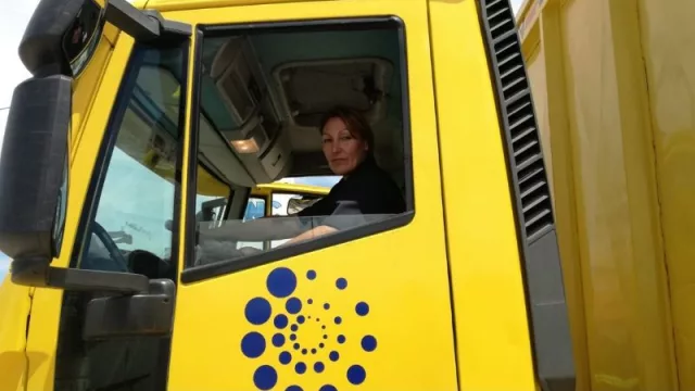 Mirtrans pone a la mujer al volante repartiendo cerveza y hace historia en UY