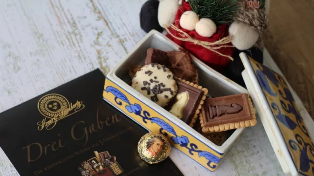 Una sobre mesa llena de dulces.