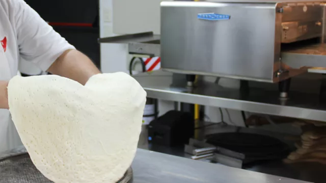 Una pizza sale del horno en tres minutos cuarenta segundos con Turbochef.