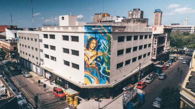 Juan Valdez regala un mural al centro de Asunción