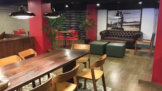 LA sucursal del centro se encuentra sobre la calle Estrella esquina Alberdi.
