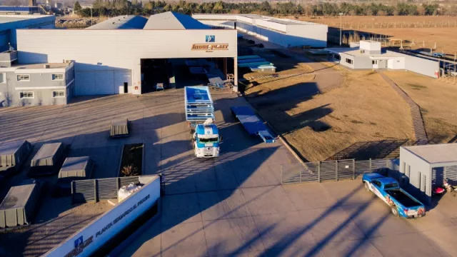 Los reyes de las piscinas desembarcan en UY (Llega IndusPlast)