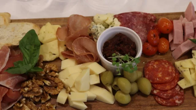 Variedad de jamones y quesos.