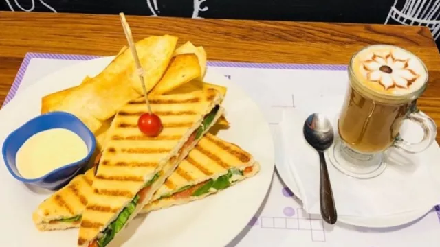 A comer mientras que los niños juegan.
