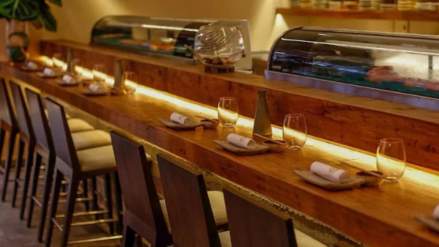 Sentate en la barra Nikkei, en donde vas a vivir una experiencia única.
