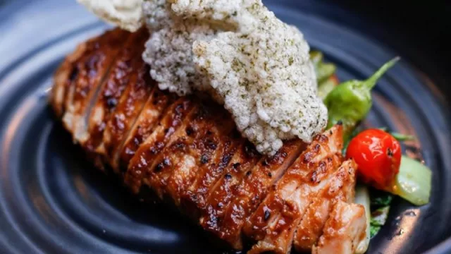 Kemuri Tori: pollo ahumado, marinado en miso y yuzu kosho con vegetales al wok.