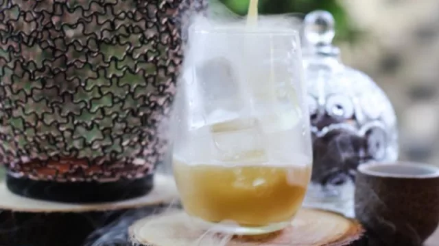 Explorá tus sentidos con Mr OSK, una mezcla perfecta de orange bitters, mburucuyá, miel de albahaca, tónica y humo de romero.