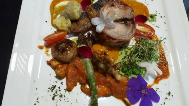 El chef ejecutivo y propietario, Fernando Ahlers, está entodos los detalles.