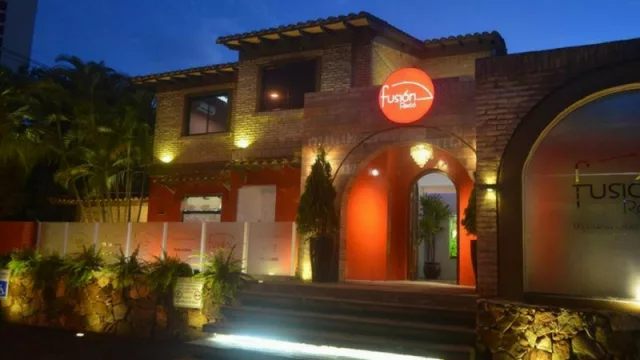 El restaurante se encuentra sobre la avenida Santa Teresa 2890 casi Dr. Bernardino Caballero.