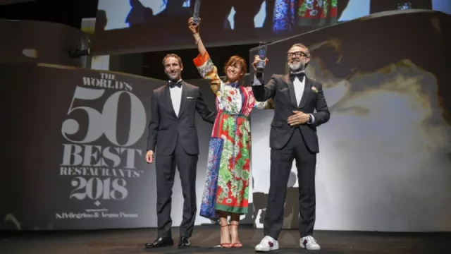 Massimo Bottura recogiendo el primer premio.