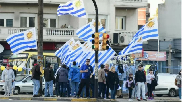 En el mundial todos son abanderados (banderas de la selección en autos, balcones, y en hinchas)