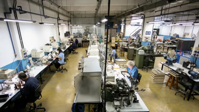 LGI fabricará anteojos de titanio para 2019 (serán los primeros de Sudamérica)