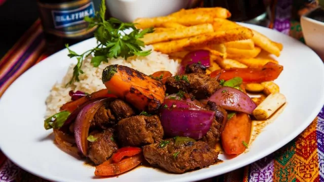 Disfrutá de deliciosos platos peruanos.