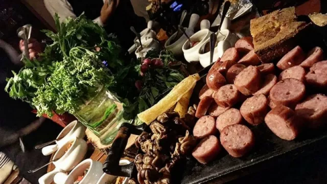 La Roca se encuentra en Gonzalo Bulnes 780 entre Lillo y España.