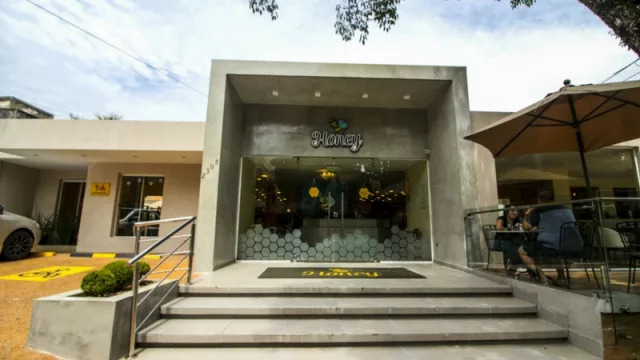Honey queda en 25 de Mayo 2308 esquina Vicepresidente Sánchez.