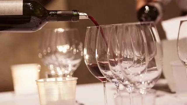 Etiquetas que llegan desde Argentina y Chile.