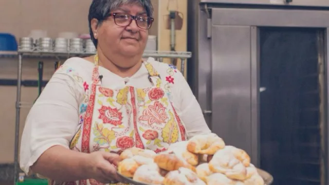 Ella es Graciela y su recera“Medialunas contra la desocupación o de cómo la solidaridad le ganó al sogüe”.